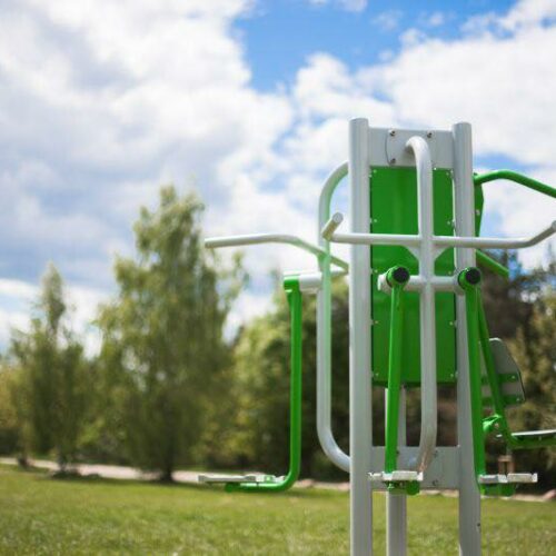 Combi buiten fitnesstoestellen 20 Met SKWShop’s OF3 line fitness stations creëer je eenvoudig een duurzame en onderhoudsarme buiten fitnessruimte op bedrijfsterreinen of sportparken.
